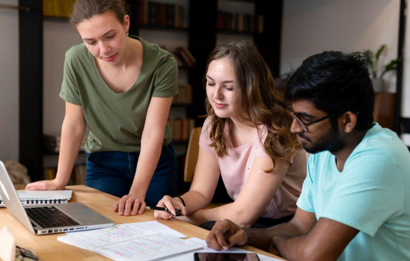 Modernes Büro mit Finanzdaten und Analysen